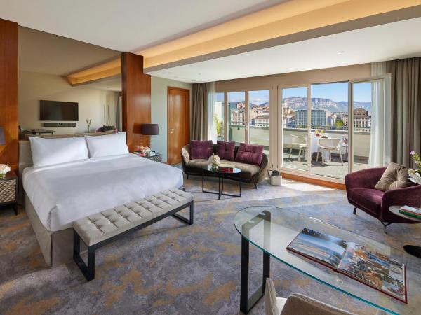 Mandarin Oriental, Geneva : photo 2 de la chambre suite junior avec lit king-size et terrasse