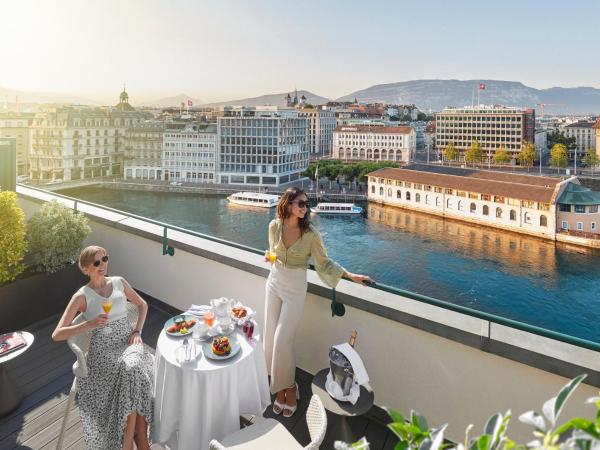 Mandarin Oriental, Geneva : photo 1 de la chambre suite junior avec lit king-size et terrasse