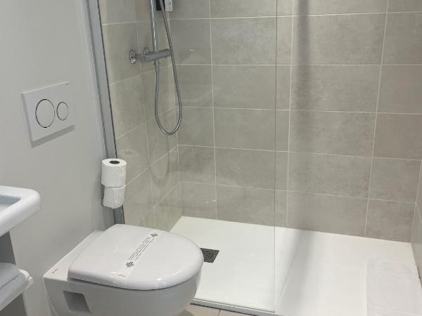 Kyriad Saumur Hyper Centre Hôtel Appartements et SPA soins Sothys Paris : photo 9 de la chambre appartement avec balcon