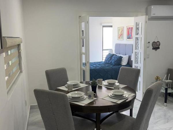 Elegant Condo in an Upscale Building : photo 8 de la chambre appartement avec balcon