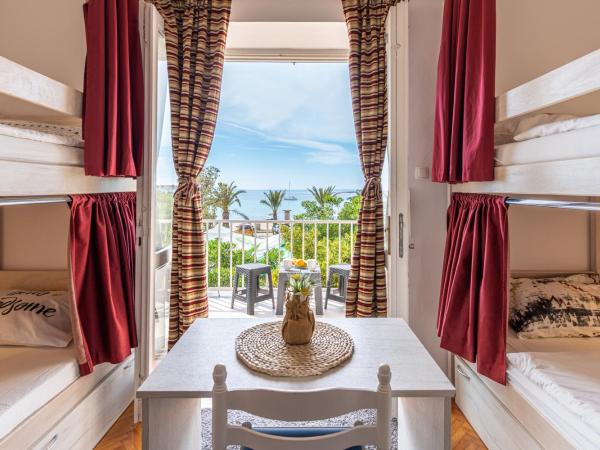 Hostel Casa La Cha : photo 6 de la chambre bed in 6-bed mixed dormitory room with balcony and sea view