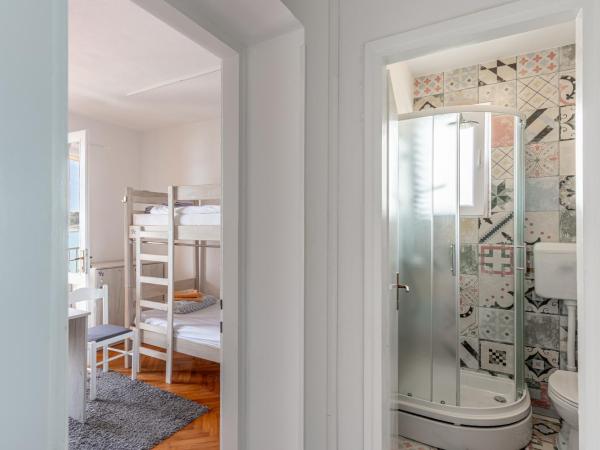 Hostel Casa La Cha : photo 1 de la chambre bed in 4-bed mixed dormitory room with balcony and sea view