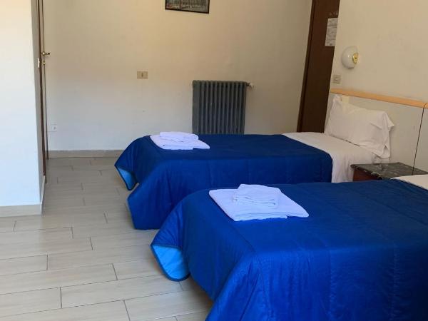 Hotel Mercurio : photo 2 de la chambre chambre triple