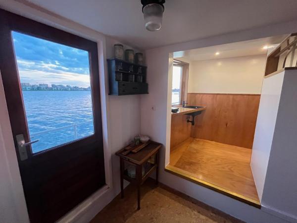 Casey's Lake View House Boat : photo 8 de la chambre chambre lit king-size - vue sur lac