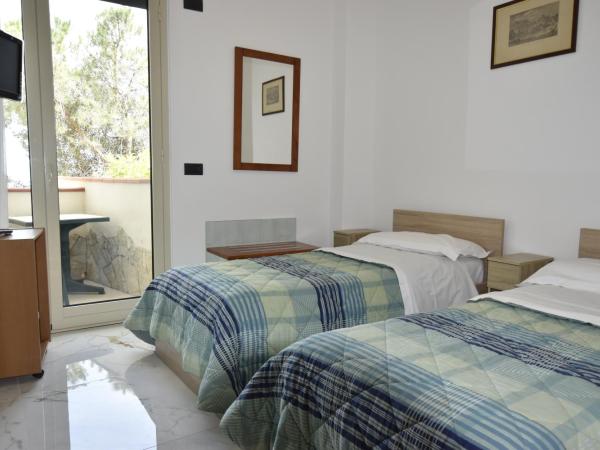 Hotel Condor : photo 8 de la chambre chambre familiale (2 adultes et 2 enfants)