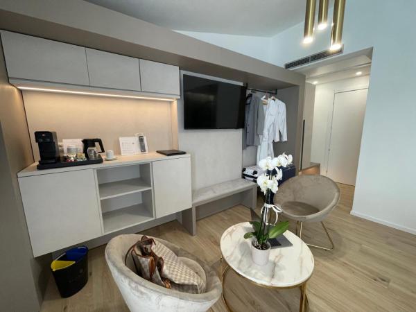 Chic & Charme Luxury Rooms : photo 7 de la chambre chambre lit king-size avec baignoire spa