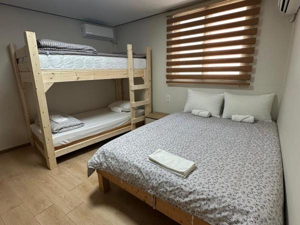 Seoul Station R Guesthouse : photo 5 de la chambre chambre familiale avec salle de bains privative