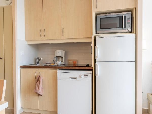 Résidence Pierre & Vacances L'Anse De Pramousquier : photo 3 de la chambre appartement supérieur 1 chambre avec coin nuit dans alcôve, climatisation et terrasse ou balcon (6 personnes) - vue sur mer - côté sud