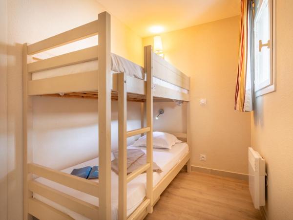 Résidence Pierre & Vacances L'Anse De Pramousquier : photo 5 de la chambre appartement supérieur 1 chambre avec coin nuit dans alcôve, climatisation et terrasse ou balcon (6 personnes) - vue sur mer - côté sud