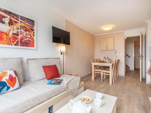 Résidence Pierre & Vacances L'Anse De Pramousquier : photo 2 de la chambre appartement supérieur 1 chambre avec coin nuit dans alcôve, climatisation et terrasse ou balcon (6 personnes) - vue sur mer - côté sud