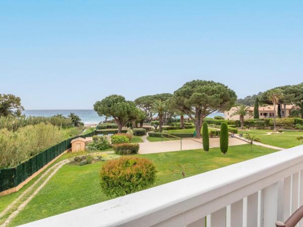 Résidence Pierre & Vacances L'Anse De Pramousquier : photo 8 de la chambre appartement supérieur 1 chambre avec coin nuit dans alcôve, climatisation et terrasse ou balcon (6 personnes) - vue sur mer - côté sud