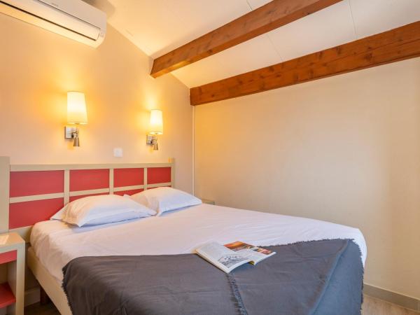 Résidence Pierre & Vacances L'Anse De Pramousquier : photo 4 de la chambre appartement supérieur 1 chambre avec coin nuit dans alcôve, climatisation et terrasse ou balcon (6 personnes) - vue sur mer - côté sud