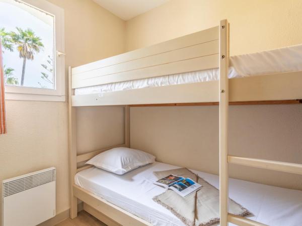 Résidence Pierre & Vacances L'Anse De Pramousquier : photo 6 de la chambre appartement supérieur 1 chambre avec coin nuit dans alcôve, climatisation et terrasse ou balcon (6 personnes)