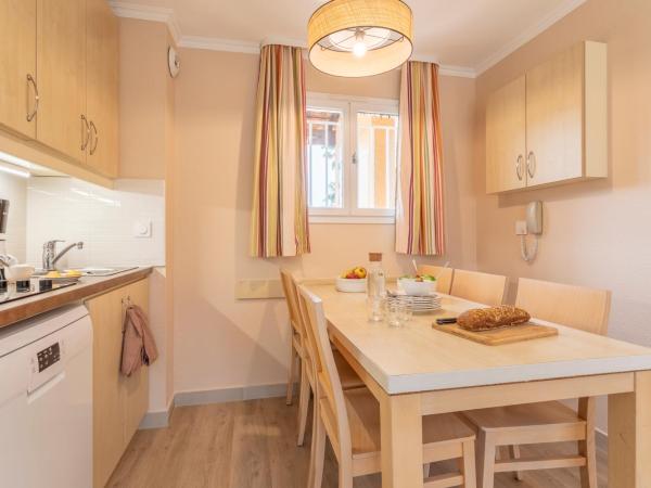 Résidence Pierre & Vacances L'Anse De Pramousquier : photo 4 de la chambre appartement supérieur 1 chambre avec coin nuit dans alcôve, climatisation et terrasse ou balcon (6 personnes)