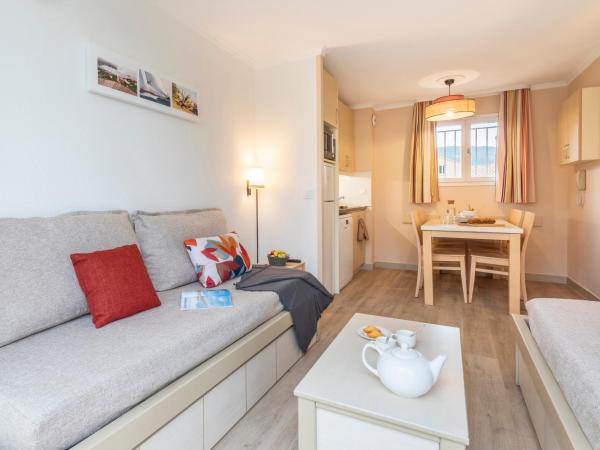 Résidence Pierre & Vacances L'Anse De Pramousquier : photo 2 de la chambre appartement supérieur 1 chambre avec coin nuit dans alcôve, climatisation et terrasse ou balcon (6 personnes)