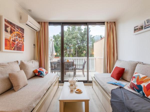 Résidence Pierre & Vacances L'Anse De Pramousquier : photo 1 de la chambre appartement supérieur 1 chambre avec coin nuit dans alcôve, climatisation et terrasse ou balcon (6 personnes)