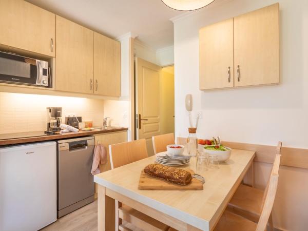 Résidence Pierre & Vacances L'Anse De Pramousquier : photo 4 de la chambre appartement supérieur 1 chambre avec climatisation et terrasse ou balcon (4 personnes)