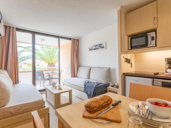 Résidence Pierre & Vacances L'Anse De Pramousquier : photo 3 de la chambre appartement supérieur 1 chambre avec climatisation et terrasse ou balcon (4 personnes)