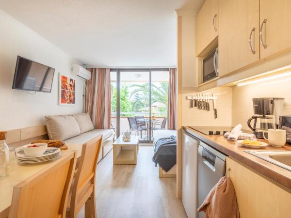 Résidence Pierre & Vacances L'Anse De Pramousquier : photo 2 de la chambre appartement supérieur 1 chambre avec climatisation et terrasse ou balcon (4 personnes)