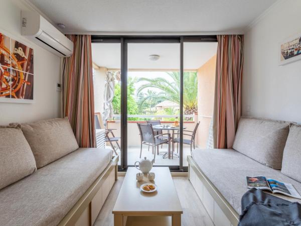 Résidence Pierre & Vacances L'Anse De Pramousquier : photo 1 de la chambre appartement supérieur 1 chambre avec climatisation et terrasse ou balcon (4 personnes)