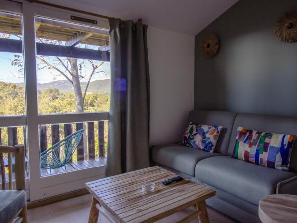 Residence Castell'Verde : photo 3 de la chambre appartement premium (2 adultes + 2 enfants) - vue partielle sur mer