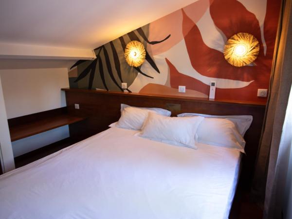 Residence Castell'Verde : photo 4 de la chambre appartement premium (2 adultes + 2 enfants) - vue partielle sur mer