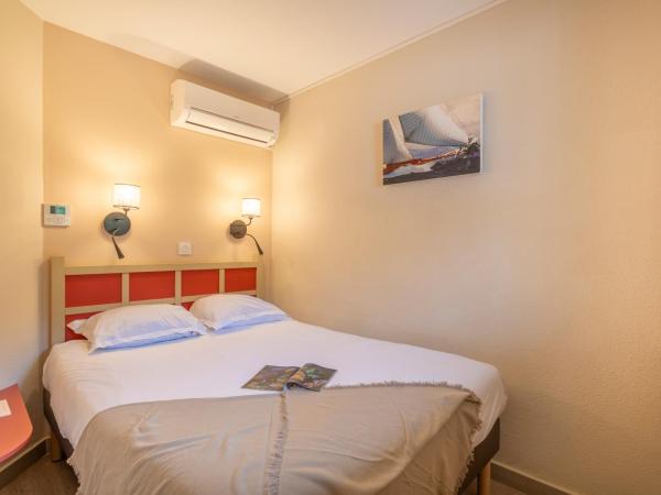 Résidence Pierre & Vacances L'Anse De Pramousquier : photo 4 de la chambre appartement supérieur 1 chambre avec climatisation et terrasse ou balcon (4 personnes) - vue sur mer - côté sud