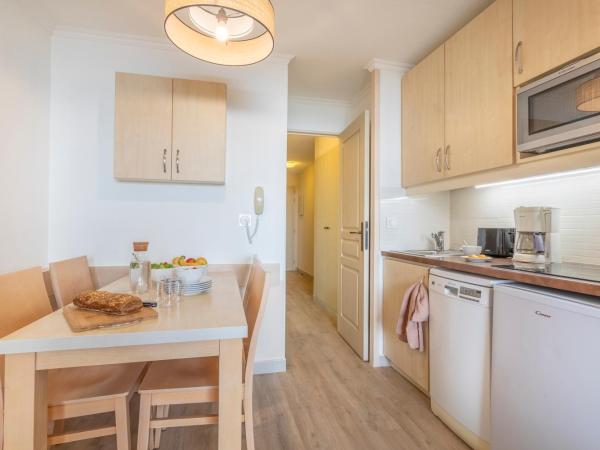 Résidence Pierre & Vacances L'Anse De Pramousquier : photo 2 de la chambre appartement supérieur 1 chambre avec climatisation et terrasse ou balcon (4 personnes) - vue sur mer - côté sud