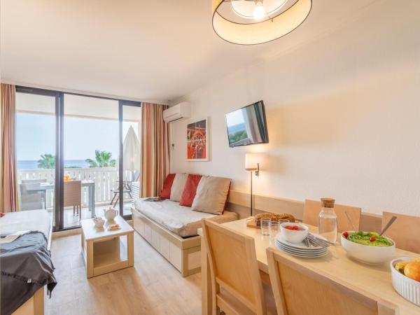 Résidence Pierre & Vacances L'Anse De Pramousquier : photo 8 de la chambre appartement supérieur 1 chambre avec climatisation et terrasse ou balcon (4 personnes) - vue sur mer - côté sud