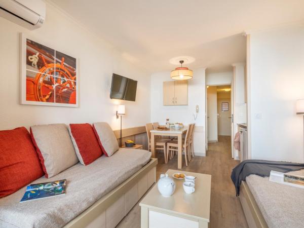 Résidence Pierre & Vacances L'Anse De Pramousquier : photo 7 de la chambre appartement supérieur 1 chambre avec climatisation et terrasse ou balcon (4 personnes) - vue sur mer - côté sud