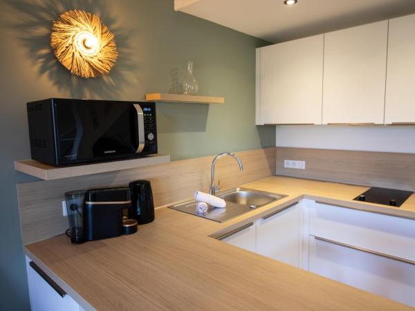 Residence Castell'Verde : photo 6 de la chambre appartement premium (2 adultes + 2 enfants) - vue partielle sur mer