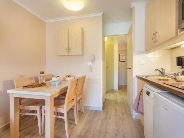 Résidence Pierre & Vacances L'Anse De Pramousquier : photo 3 de la chambre studio supérieur avec coin nuit en alcôve, climatisation et terrasse ou balcon (4 personnes)