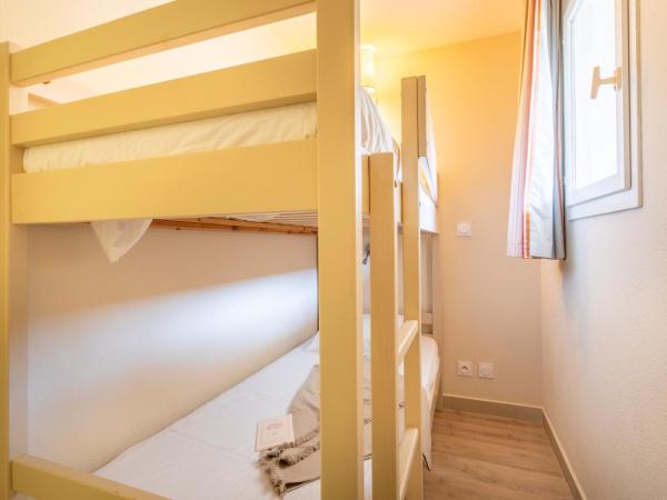 Résidence Pierre & Vacances L'Anse De Pramousquier : photo 5 de la chambre studio supérieur avec coin nuit en alcôve, climatisation et terrasse ou balcon (4 personnes)