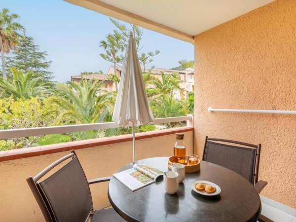 Résidence Pierre & Vacances L'Anse De Pramousquier : photo 8 de la chambre studio supérieur avec coin nuit en alcôve, climatisation et terrasse ou balcon (4 personnes)