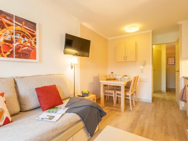 Résidence Pierre & Vacances L'Anse De Pramousquier : photo 2 de la chambre studio supérieur avec coin nuit en alcôve, climatisation et terrasse ou balcon (4 personnes)