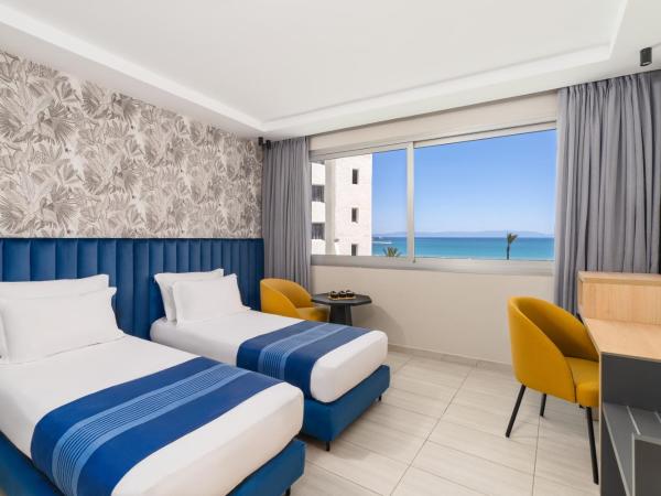 Kenzi Solazur : photo 2 de la chambre chambre lits jumeaux supérieure - vue latérale sur mer