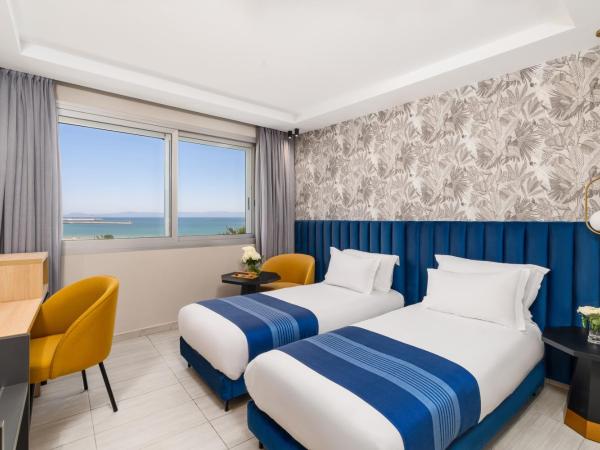 Kenzi Solazur : photo 5 de la chambre chambre lits jumeaux supérieure - vue latérale sur mer