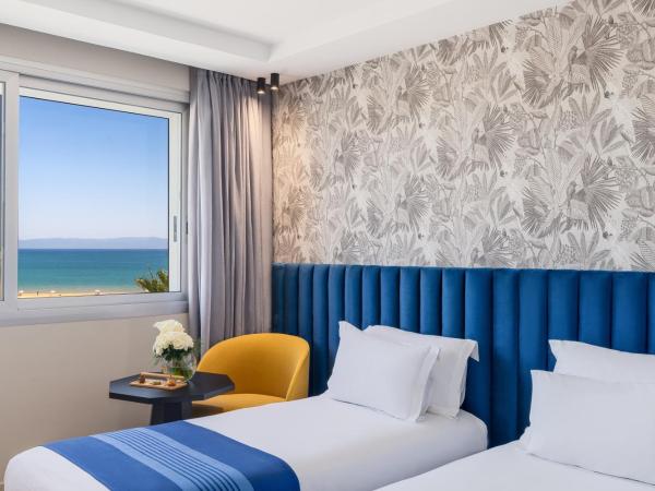 Kenzi Solazur : photo 6 de la chambre chambre lits jumeaux supérieure - vue latérale sur mer