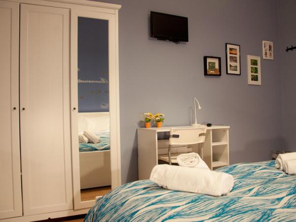 B&B Miro Centro Catania : photo 8 de la chambre chambre quadruple avec salle de bains privative séparée