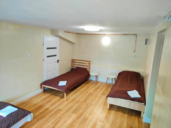 Villa Krasnowolska Airport : photo 6 de la chambre lit dans dortoir de 4 lits avec salle de bains commune