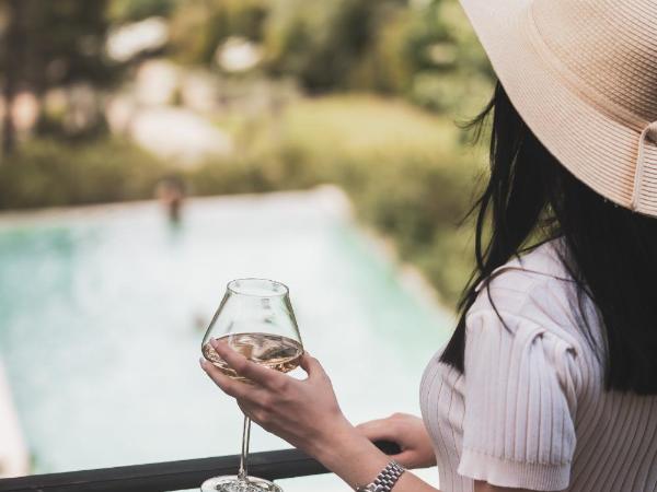 Les Lodges Sainte-Victoire Hotel & Spa : photo 2 de la chambre suite saint-estève avec accès gratuit au spa