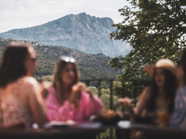 Les Lodges Sainte-Victoire Hotel & Spa : photo 2 de la chambre suite sainte-victoire avec accès gratuit au spa