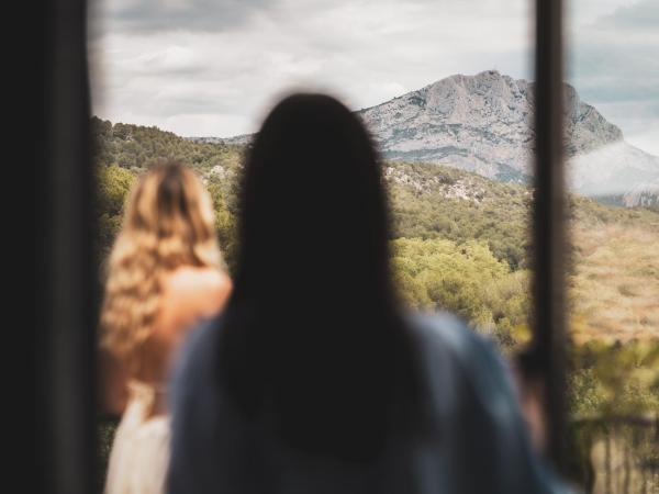 Les Lodges Sainte-Victoire Hotel & Spa : photo 8 de la chambre suite santo mario avec accès gratuit au spa
