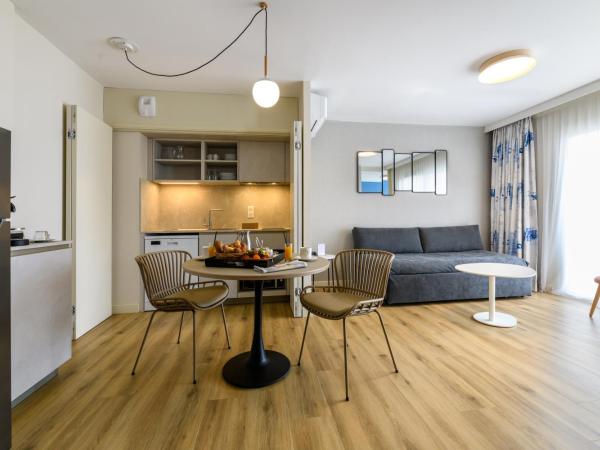 Residence de Tourisme Ajaccio Amirauté : photo 3 de la chambre appartement 1 chambre avec toilettes séparées