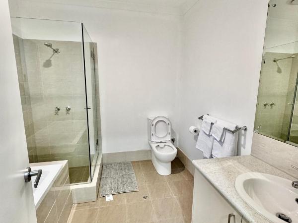 43 Drew Road Ardross WA 6153 : photo 1 de la chambre chambre double avec salle de bains privative
