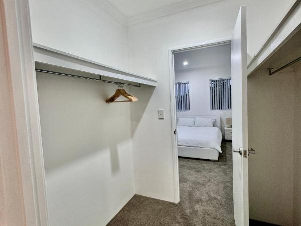 43 Drew Road Ardross WA 6153 : photo 2 de la chambre chambre double avec salle de bains privative