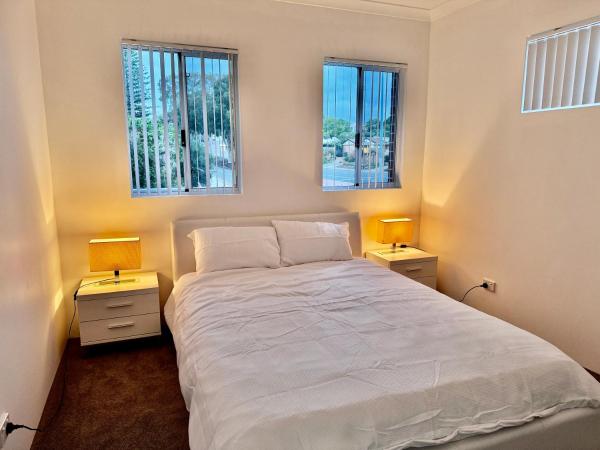 43 Drew Road Ardross WA 6153 : photo 4 de la chambre chambre double avec salle de bains privative