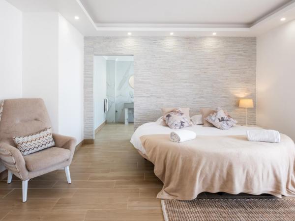 West Side Guesthouse : photo 2 de la chambre chambre lit king-size avec balcon