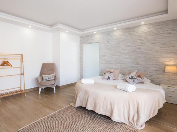 West Side Guesthouse : photo 3 de la chambre chambre lit king-size avec balcon