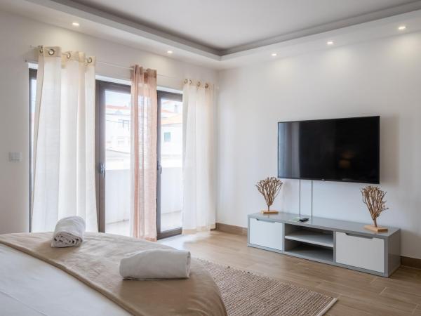 West Side Guesthouse : photo 5 de la chambre chambre lit king-size avec balcon